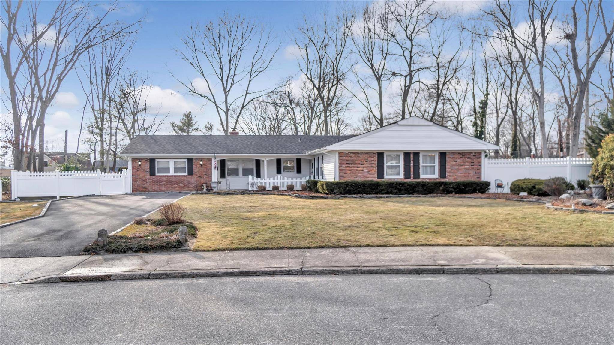 Stony Brook, NY 11790,6 Birdseye CIR