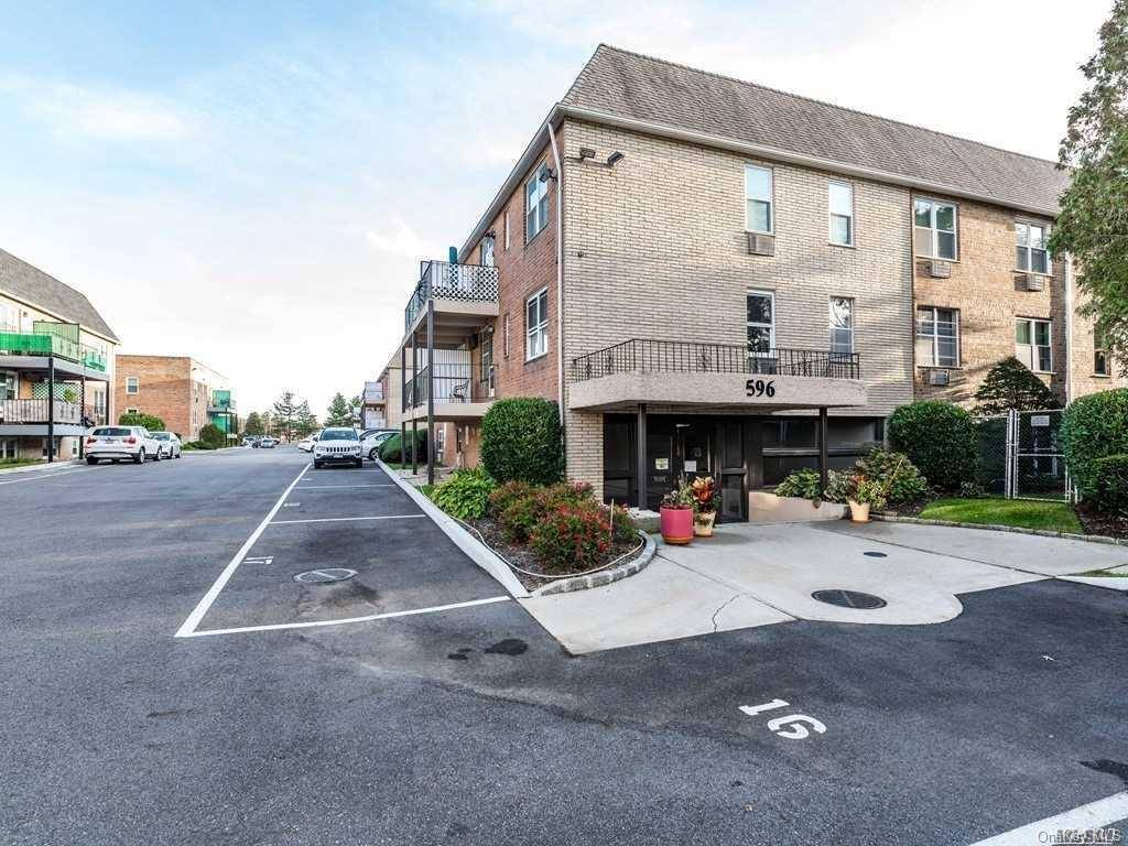 Lynbrook, NY 11563,596 Broadway #15A