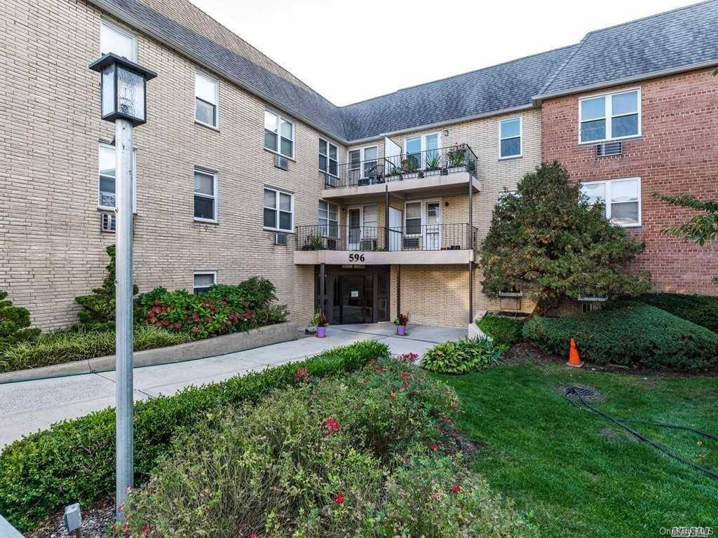 Lynbrook, NY 11563,596 Broadway #15A