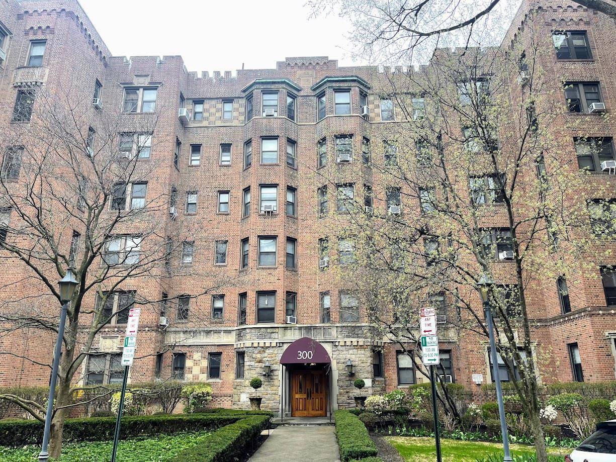 White Plains, NY 10601,300 Main ST #1E