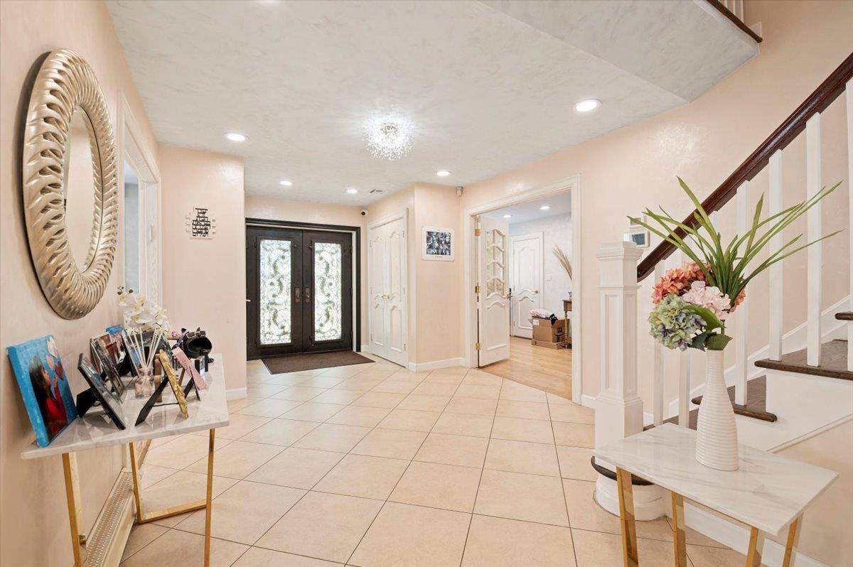 Woodmere, NY 11598,10 Linden ST