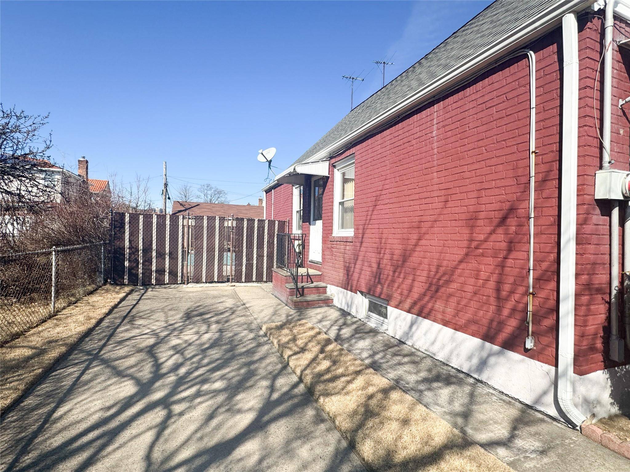 Glen Oaks, NY 11004,26415 82nd AVE