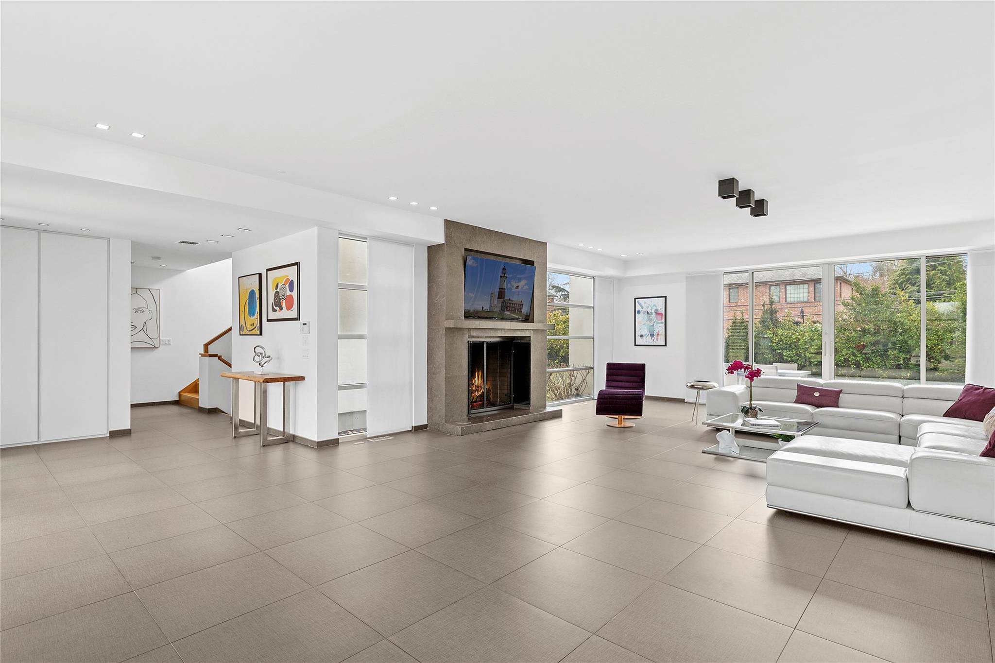 Roslyn Heights, NY 11577,32 Pebble LN