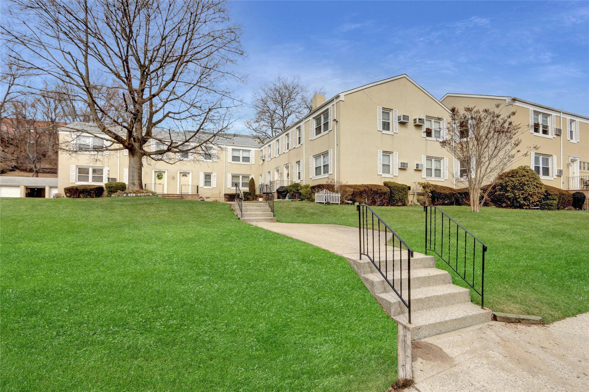 Bellerose, NY 11426,251-55 71st RD #61A