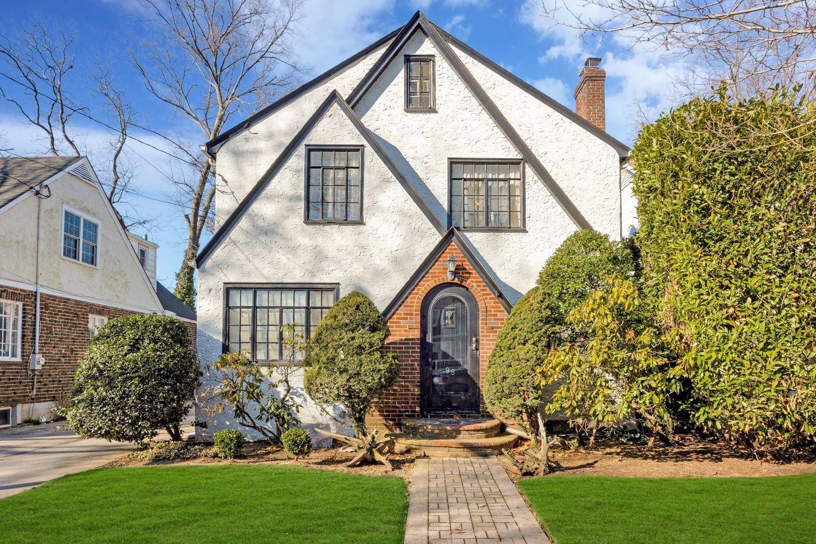 Floral Park, NY 11001,98 Chestnut AVE