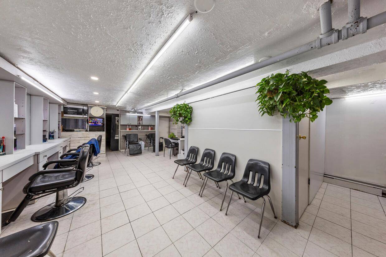 Elmhurst, NY 11373,81-38 Baxter AVE