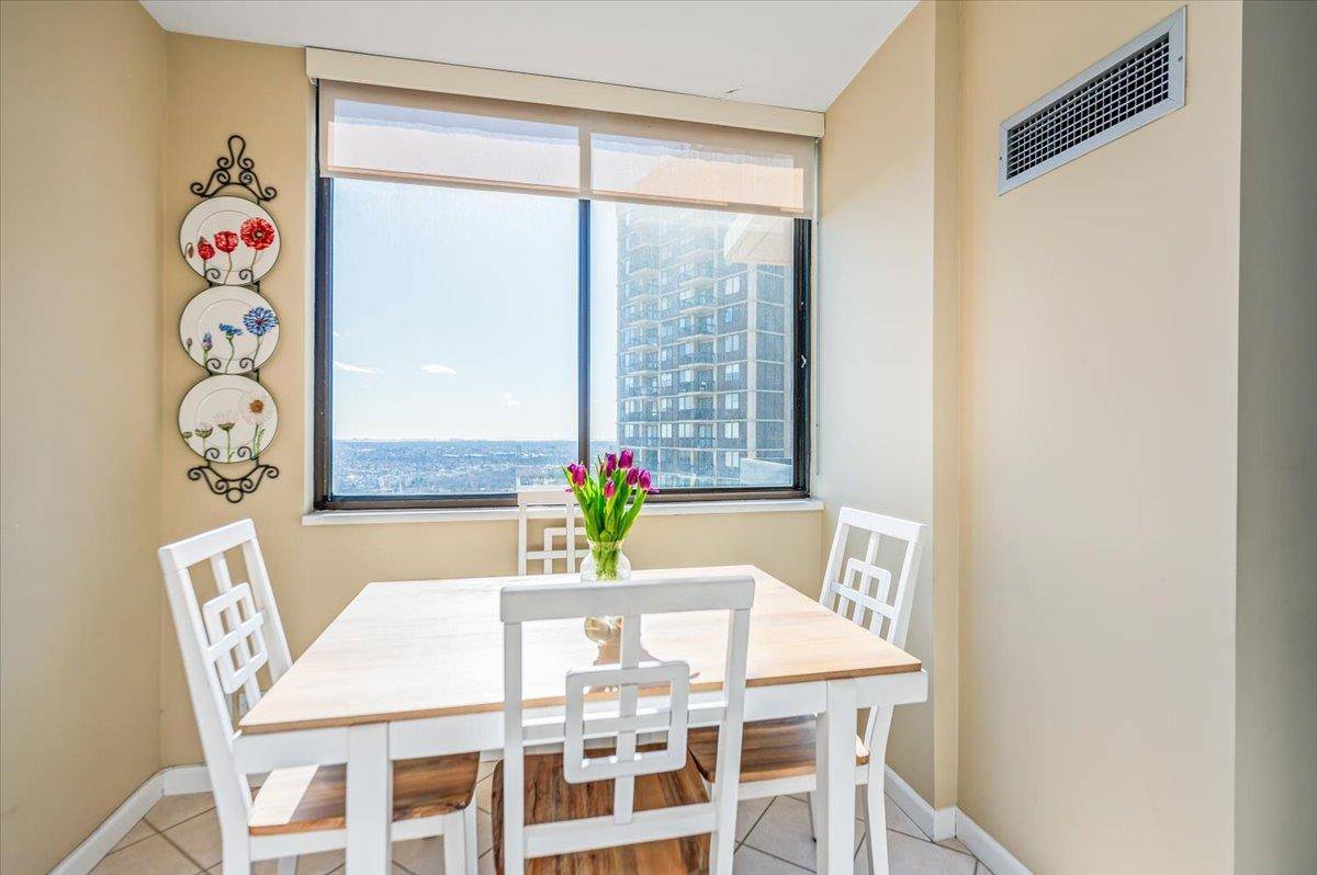 Floral Park, NY 11005,27110 Grand Central #24N