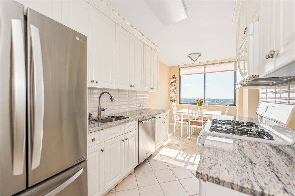 Floral Park, NY 11005,27110 Grand Central #24N