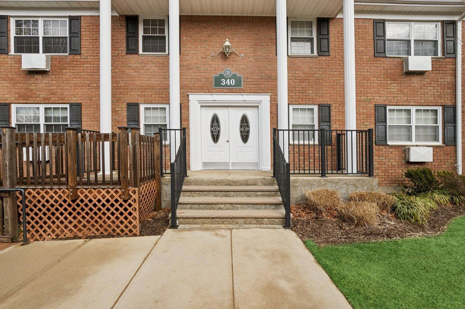 Sayville, NY 11782,340 Lakeland AVE #10H