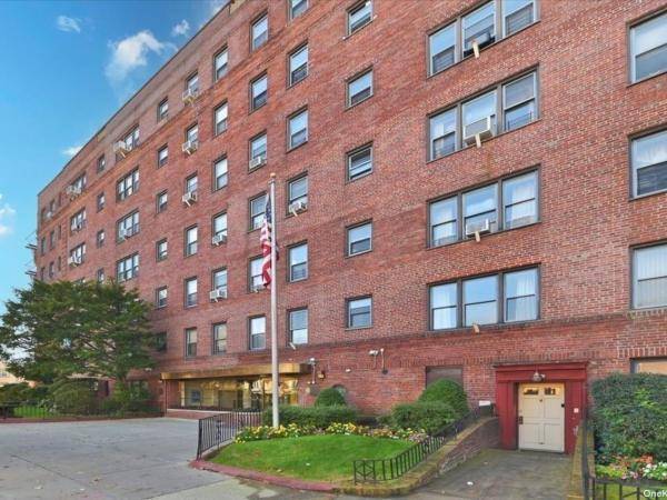 Briarwood, NY 11435,143-50 Hoover Avenue #512