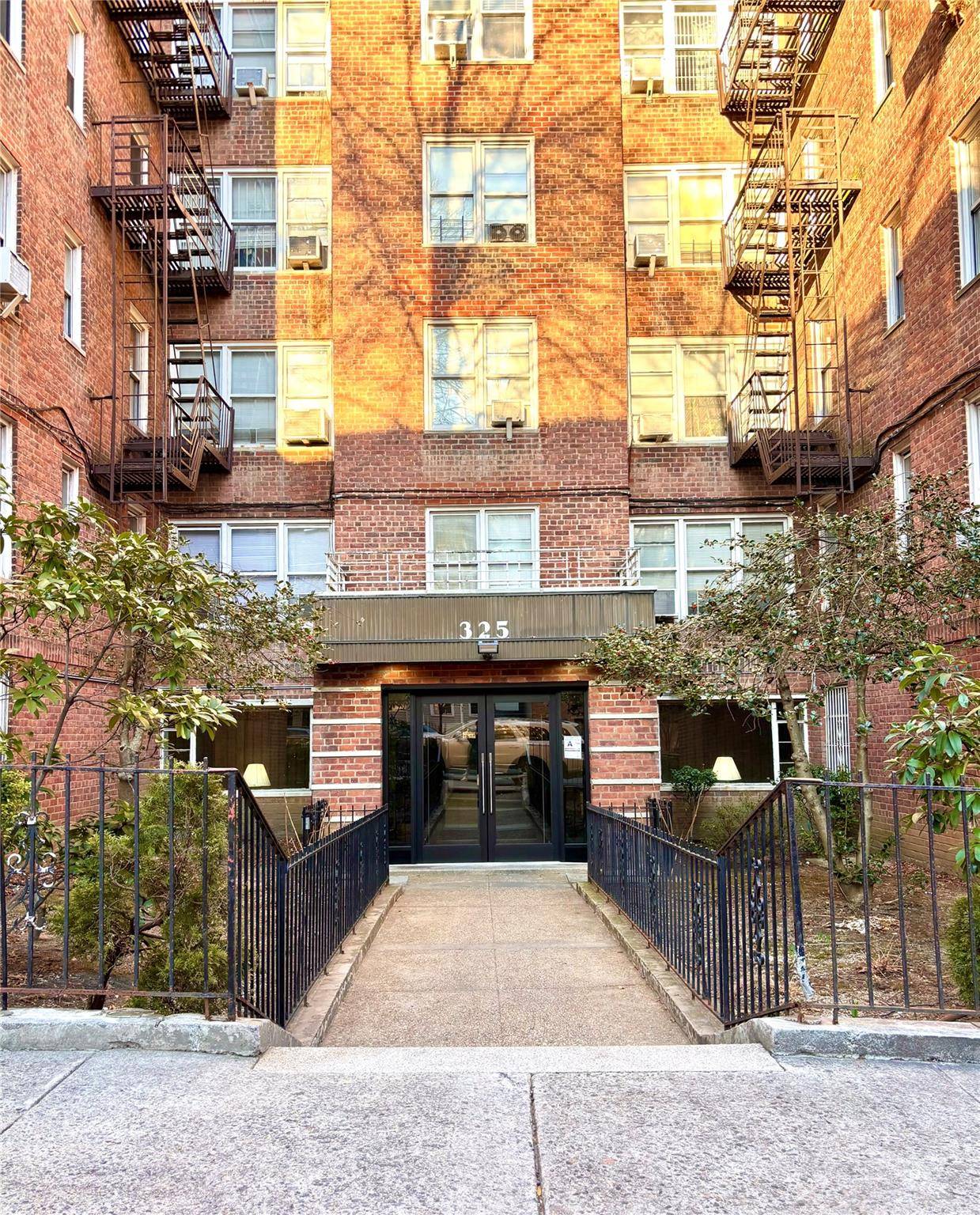 Bronx, NY 10458,325 E 201st ST #6C