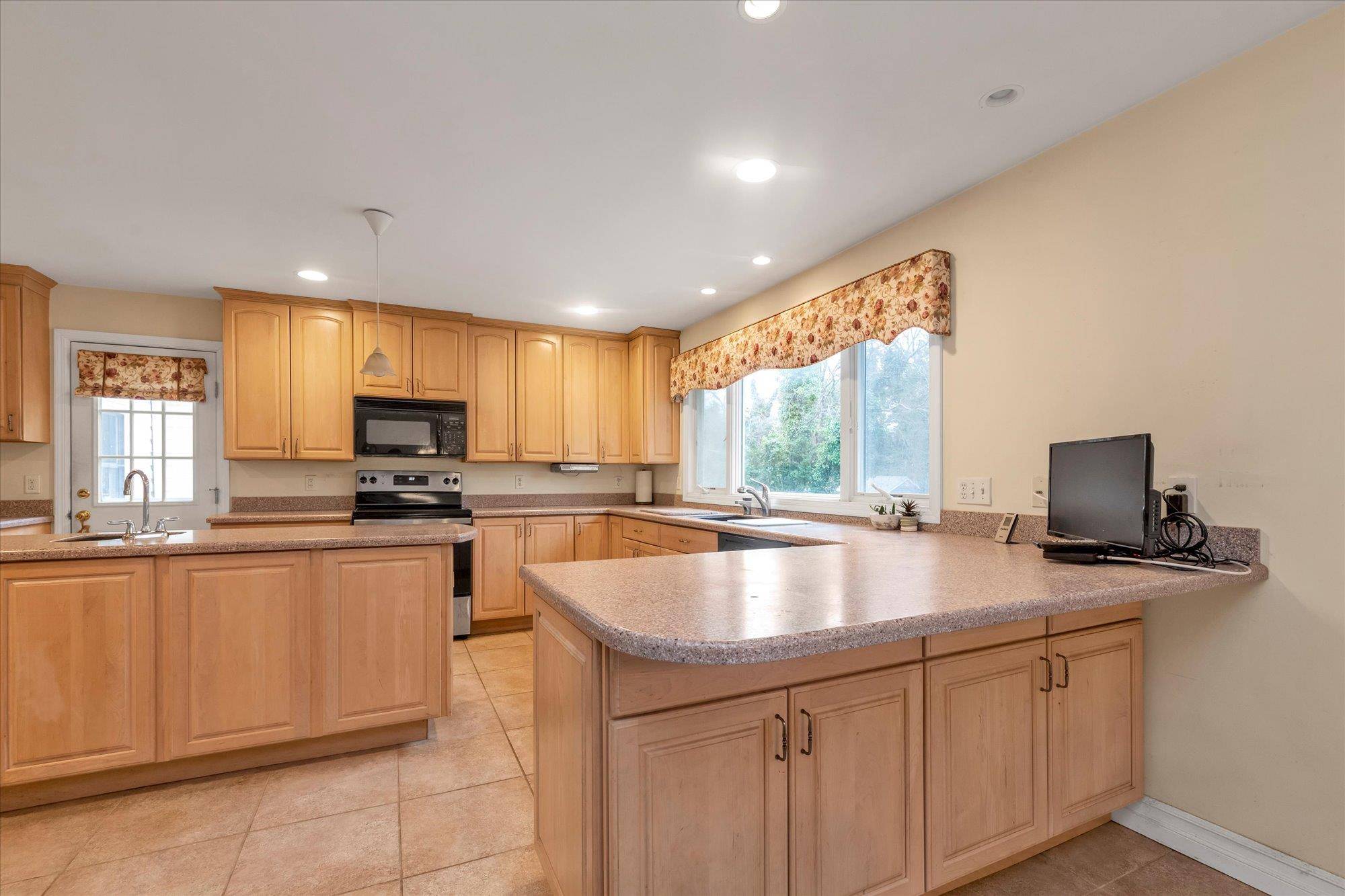 East Northport, NY 11731,14 Vine LN
