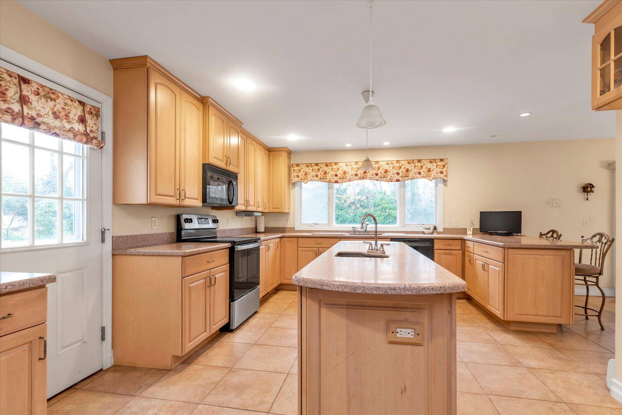 East Northport, NY 11731,14 Vine LN