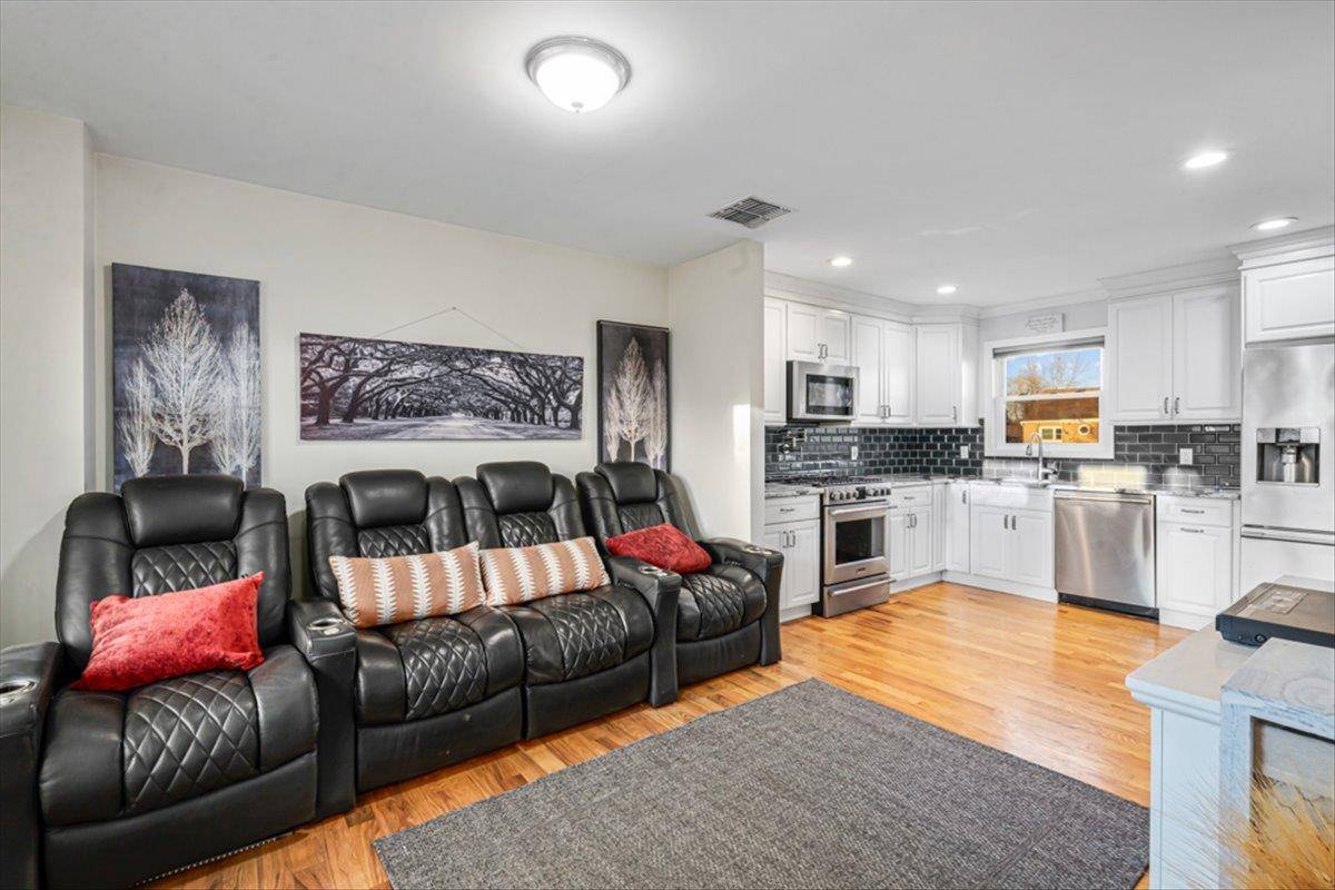 West Islip, NY 11795,811 W Bay DR