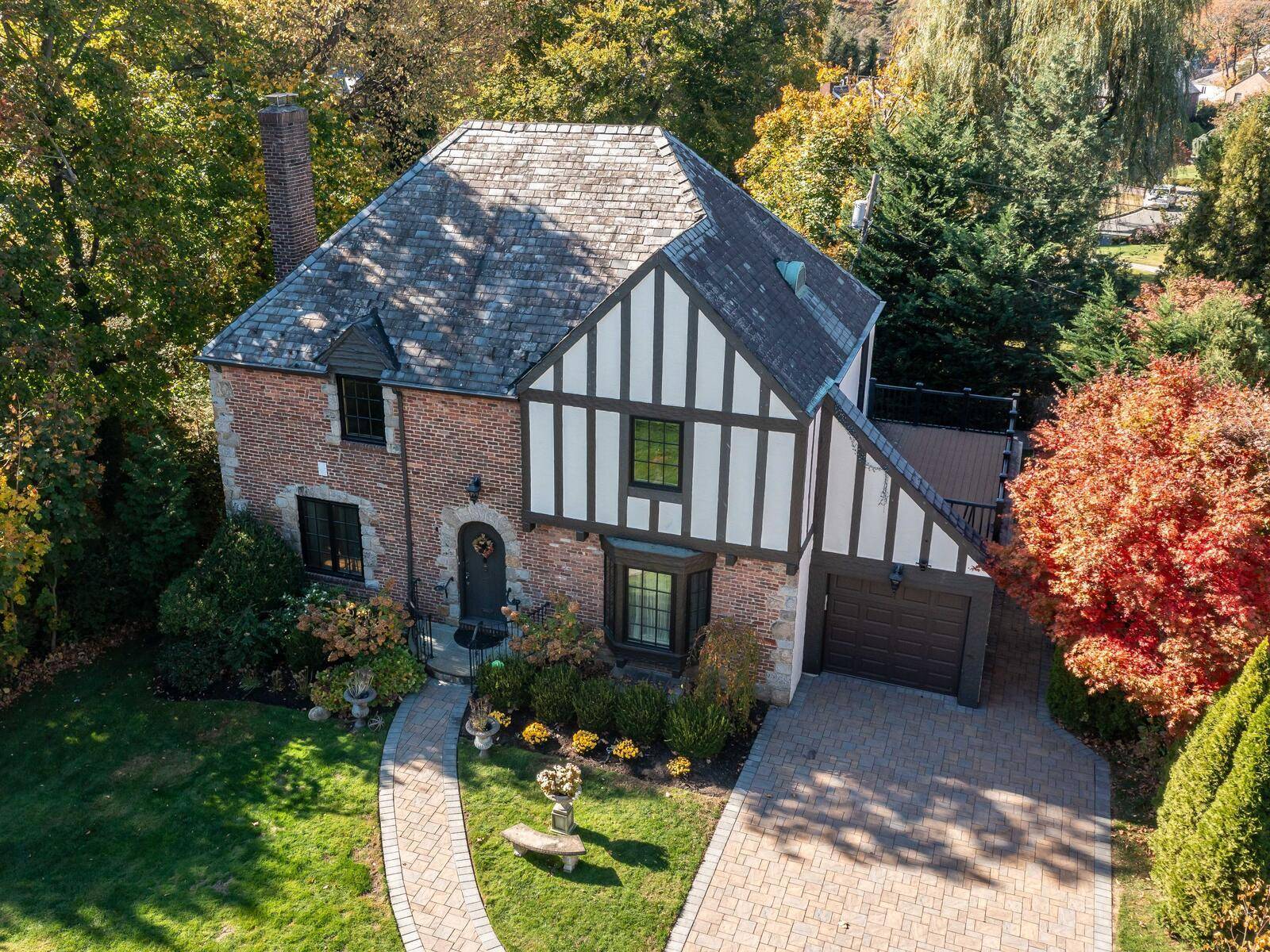 Manhasset, NY 11030,23 Castle Ridge RD