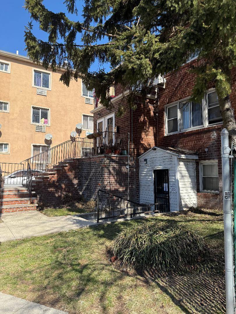 Howard Beach, NY 11414,15009 89 ST