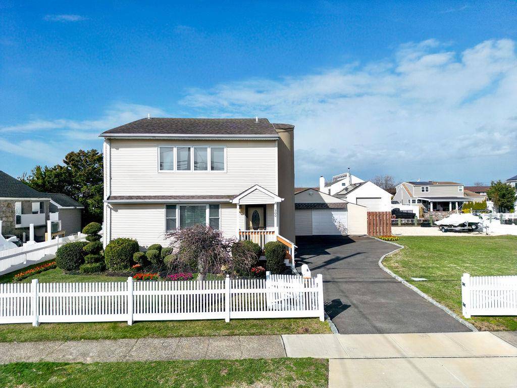 Copiague, NY 11726,300 East DR
