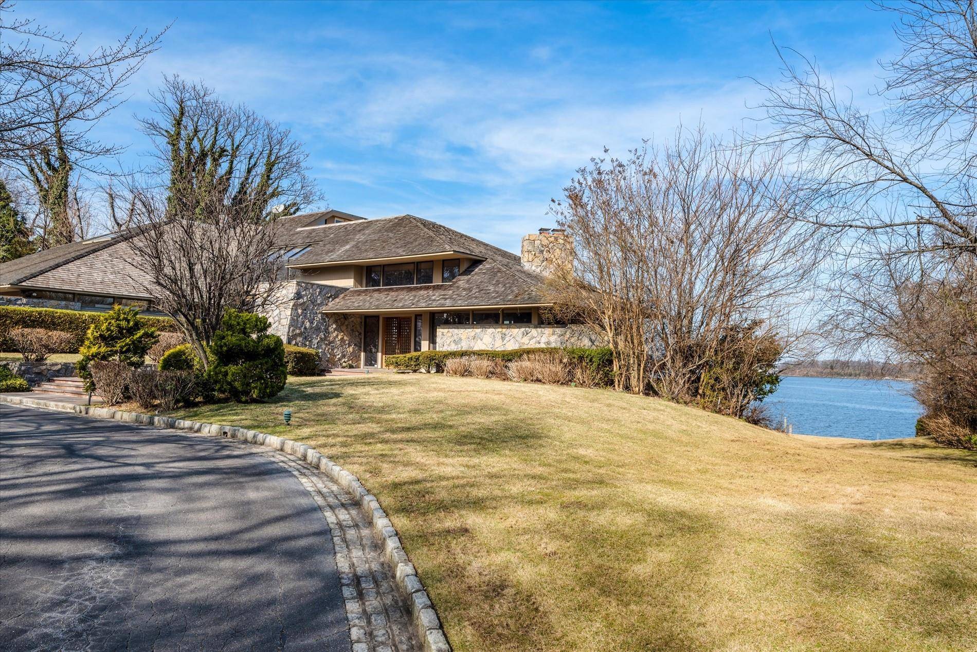 Great Neck, NY 11024,15 Gatsby LN