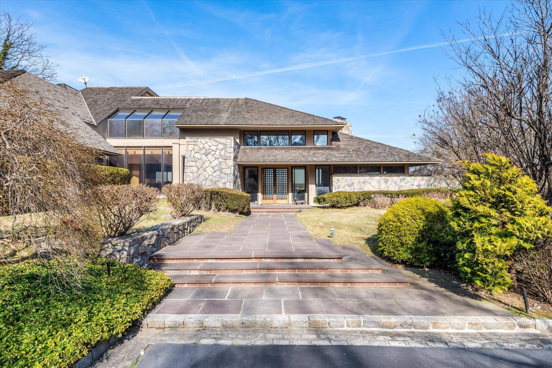 Great Neck, NY 11024,15 Gatsby LN