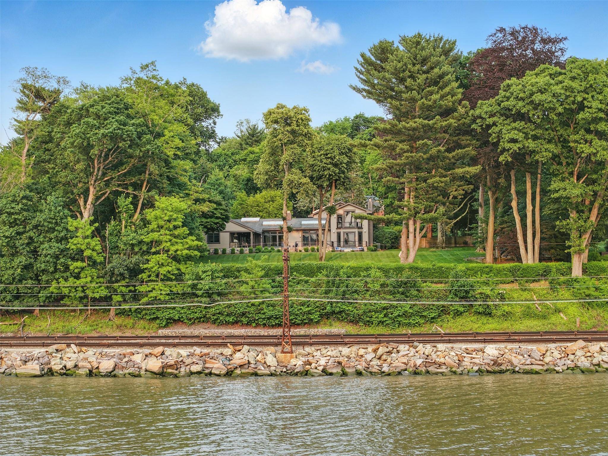 Irvington, NY 10533,30 Half Moon LN
