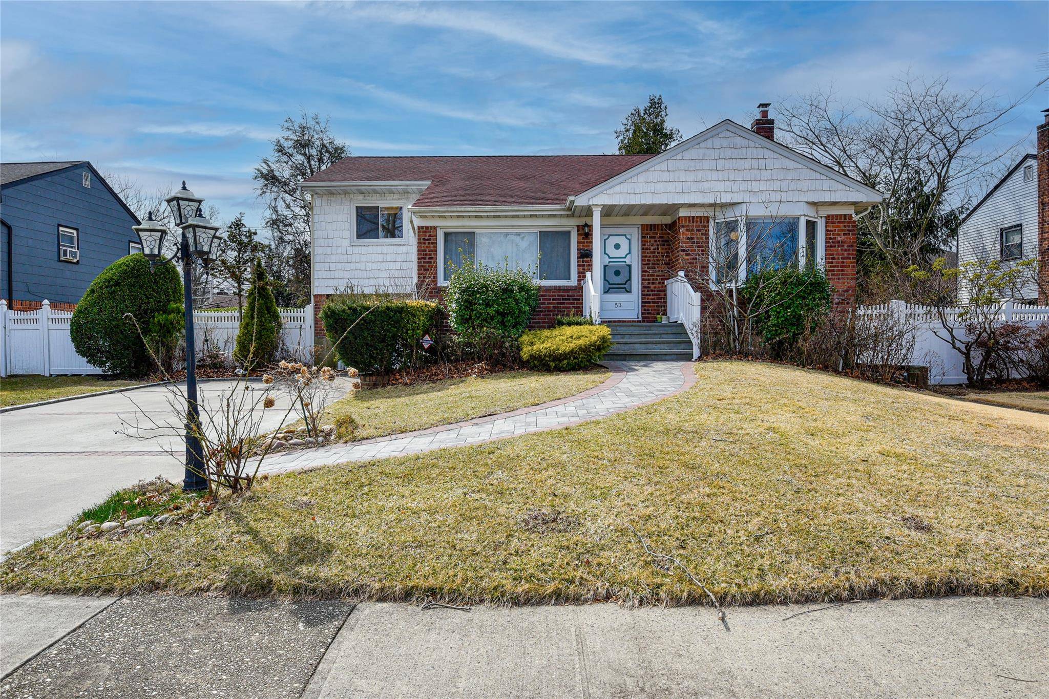 Westbury, NY 11590,53 Aintree RD