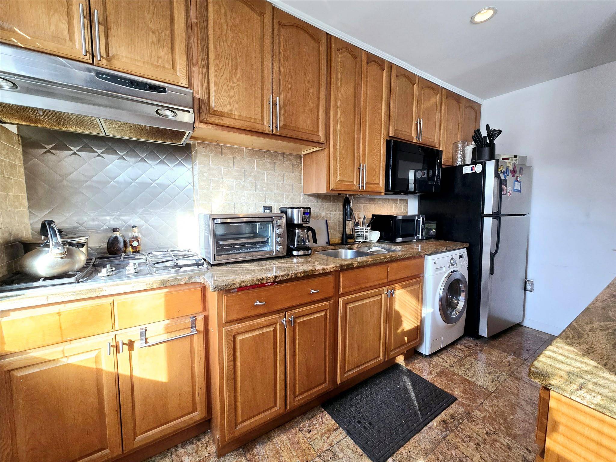 Briarwood, NY 11435,144-76 Village RD #77B