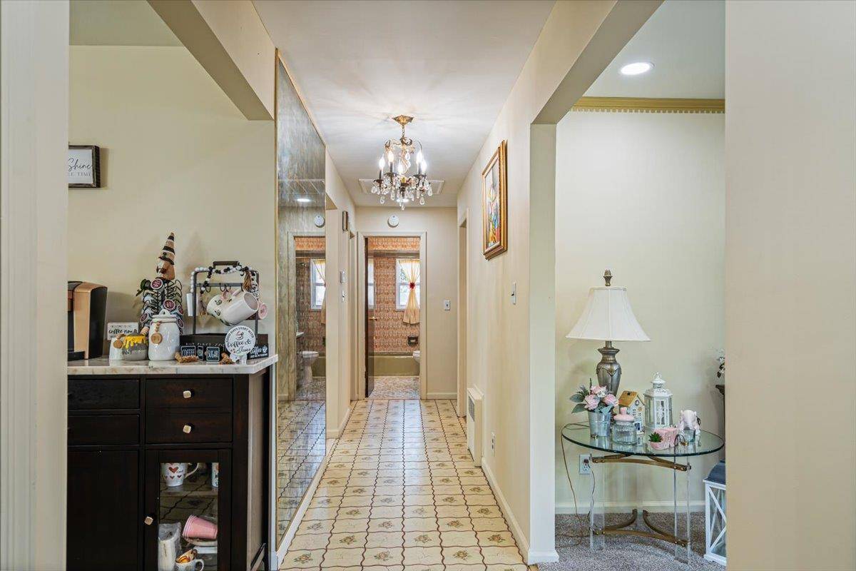 Floral Park, NY 11001,293 85 AVE