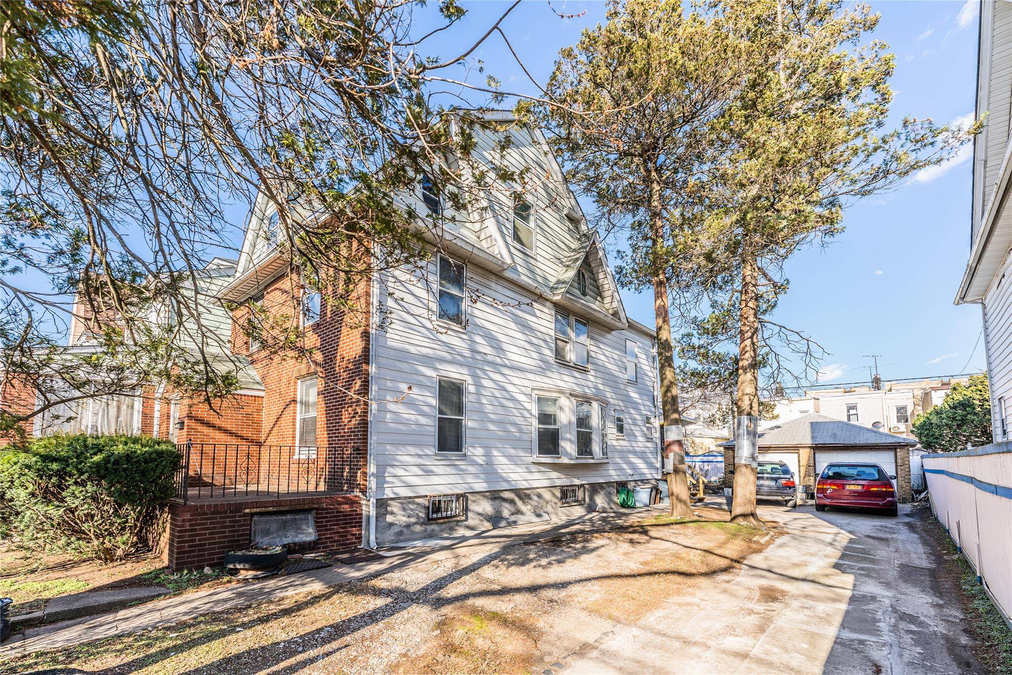 Woodhaven, NY 11421,85-61 79th ST
