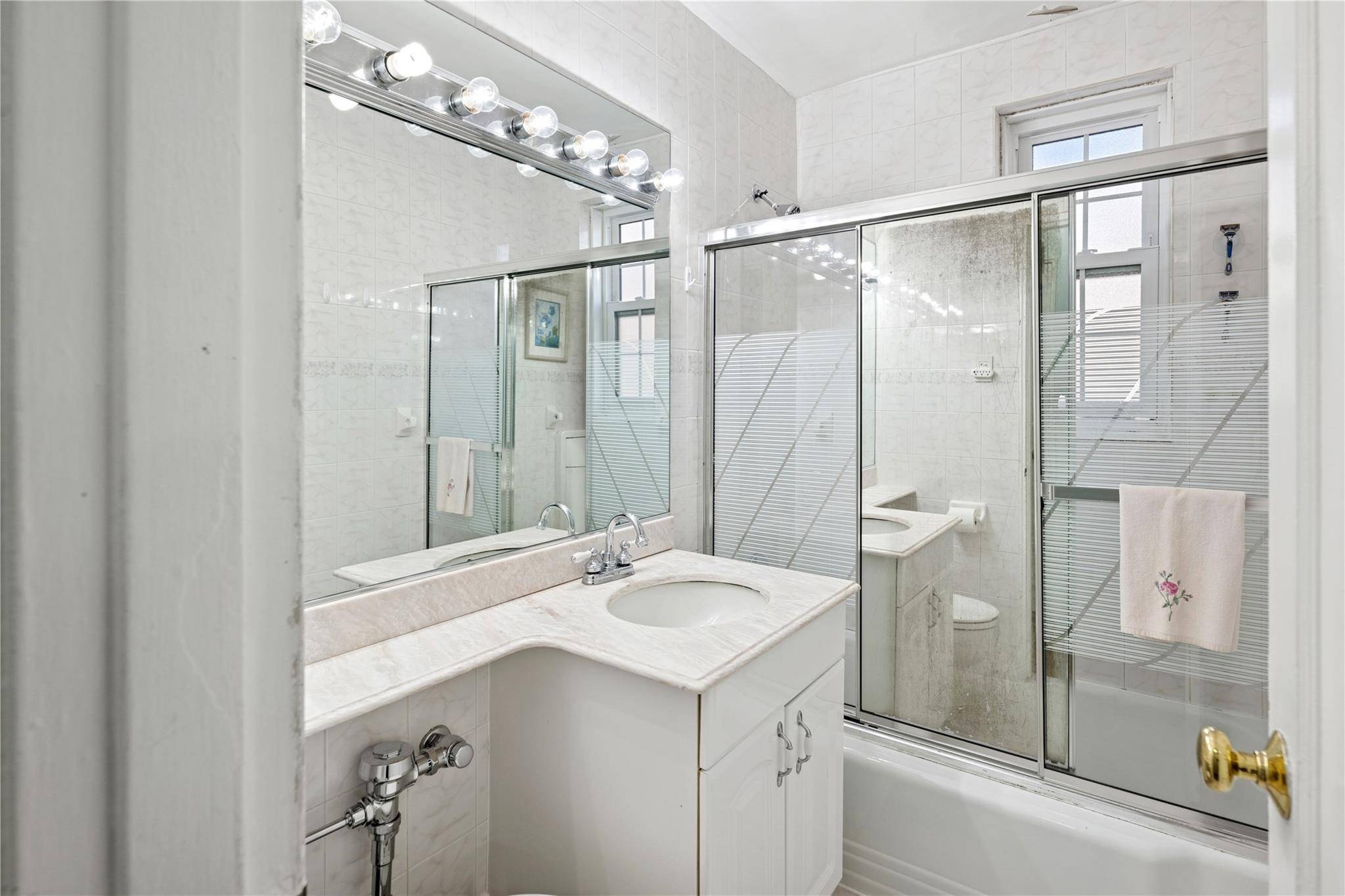 Briarwood, NY 11435,140-35 Burden Crescent #206