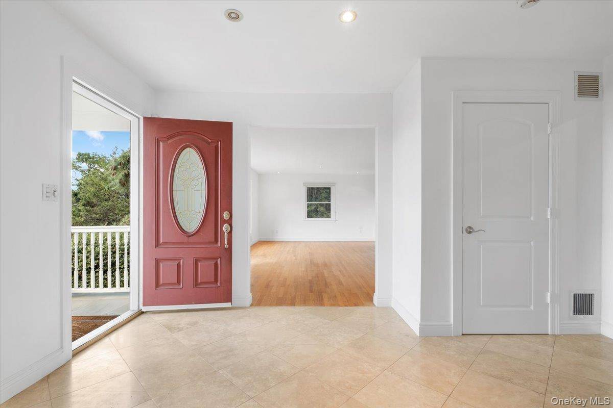 Briarcliff Manor, NY 10510,12 Country Club LN