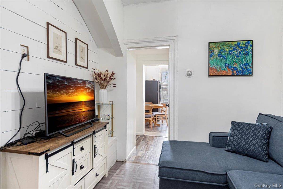 Yonkers, NY 10703,22 Jones PL