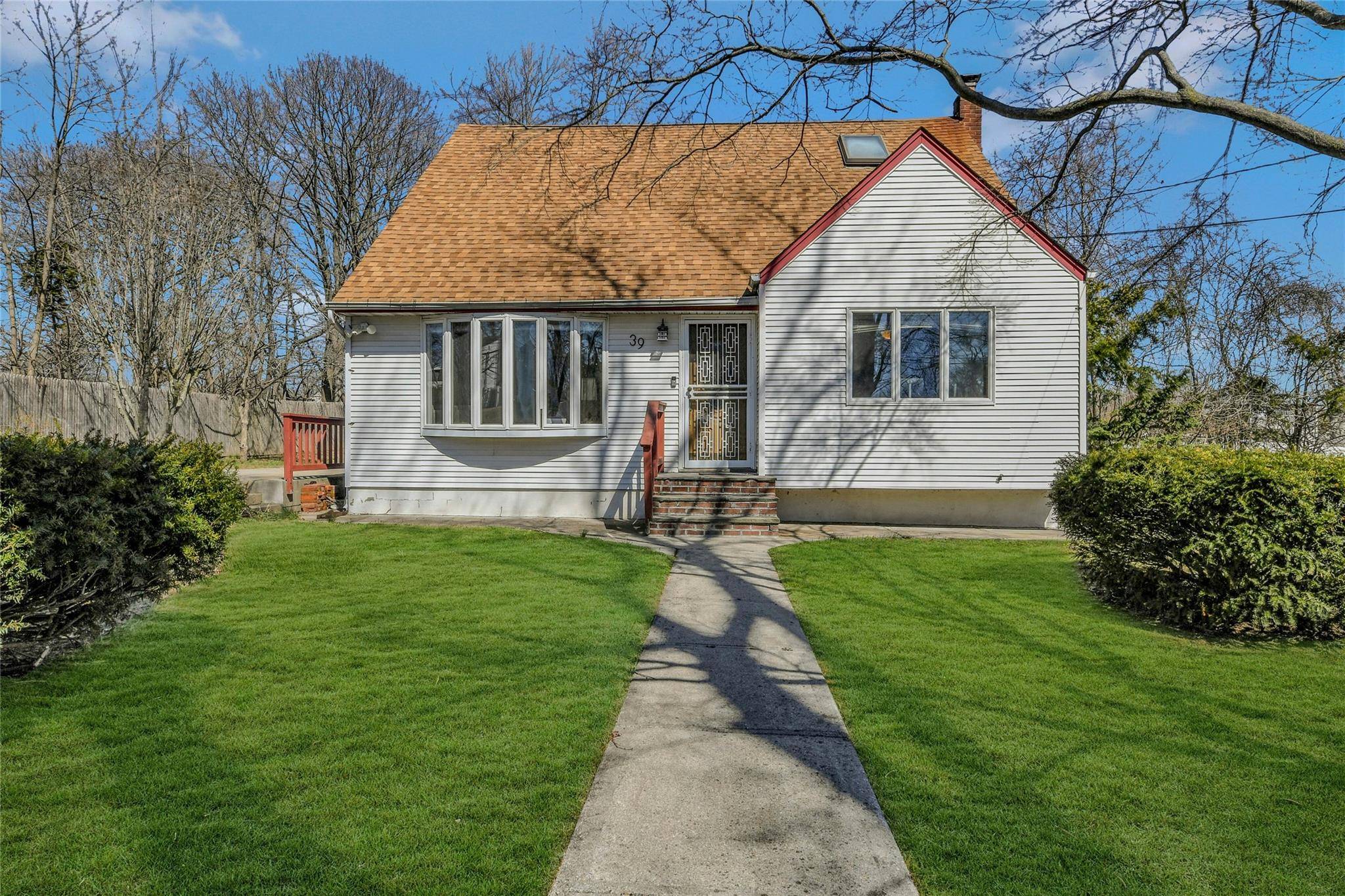 Bay Shore, NY 11706,39 New Hampshire AVE