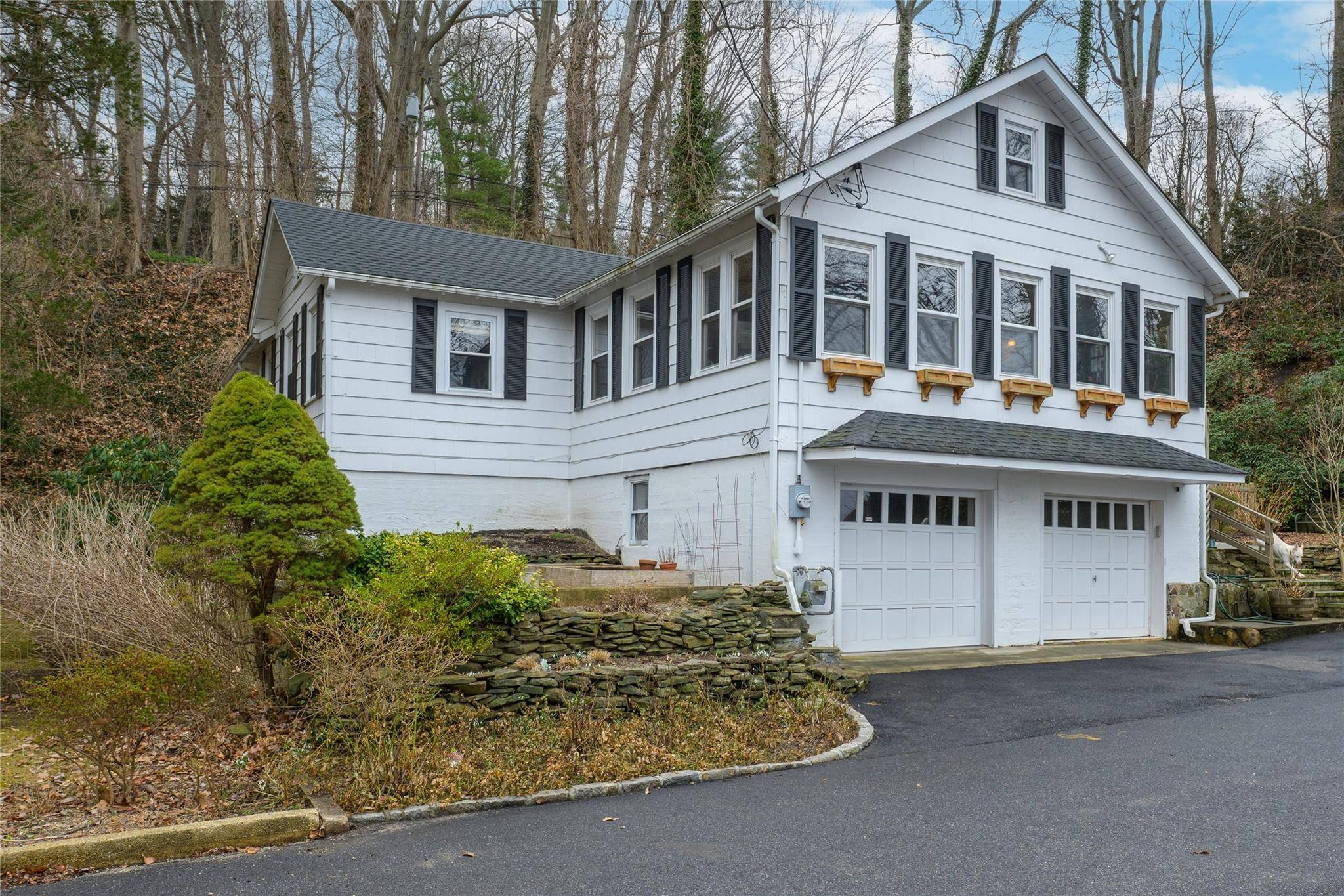 Glen Cove, NY 11542,25 Beverly RD