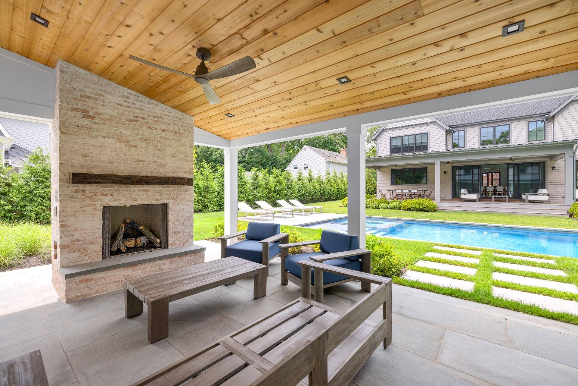 Southampton, NY 11968,18 Bay View N RD