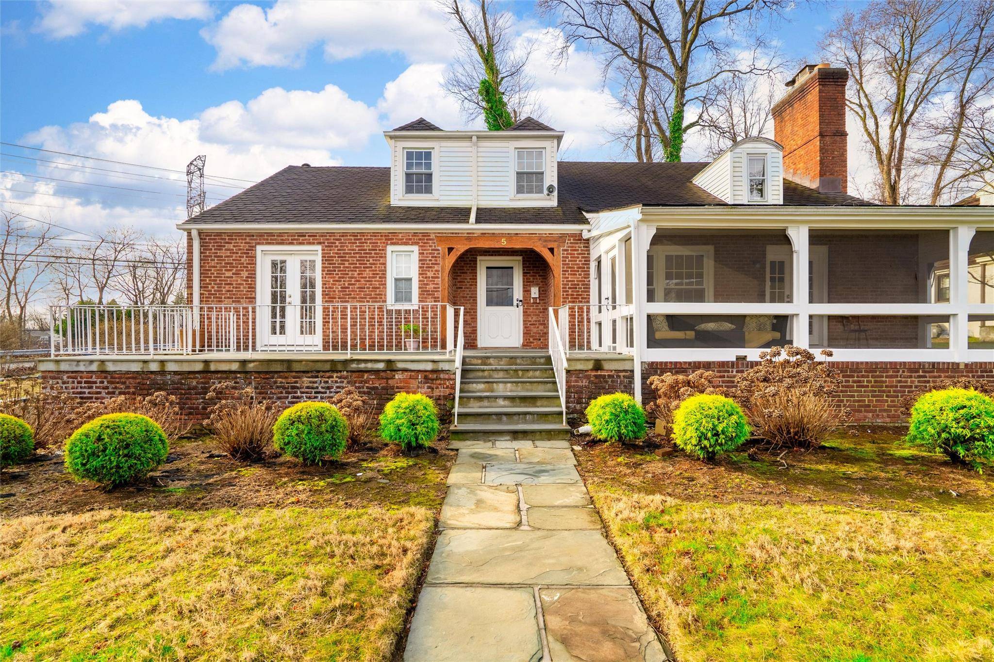 Elmsford, NY 10523,5 Locust ST