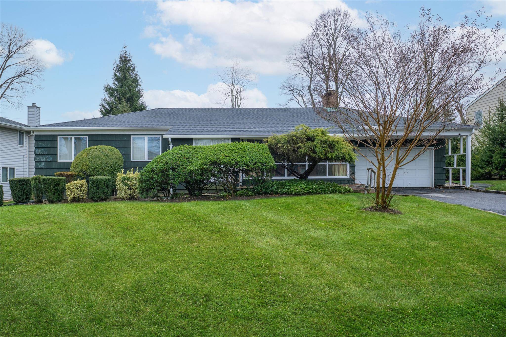 Roslyn, NY 11576,53 Knollwood RD