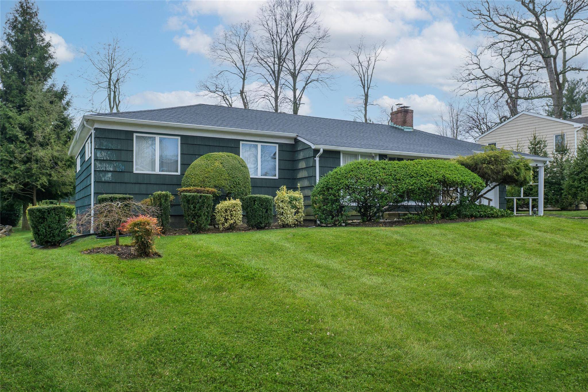 Roslyn, NY 11576,53 Knollwood RD