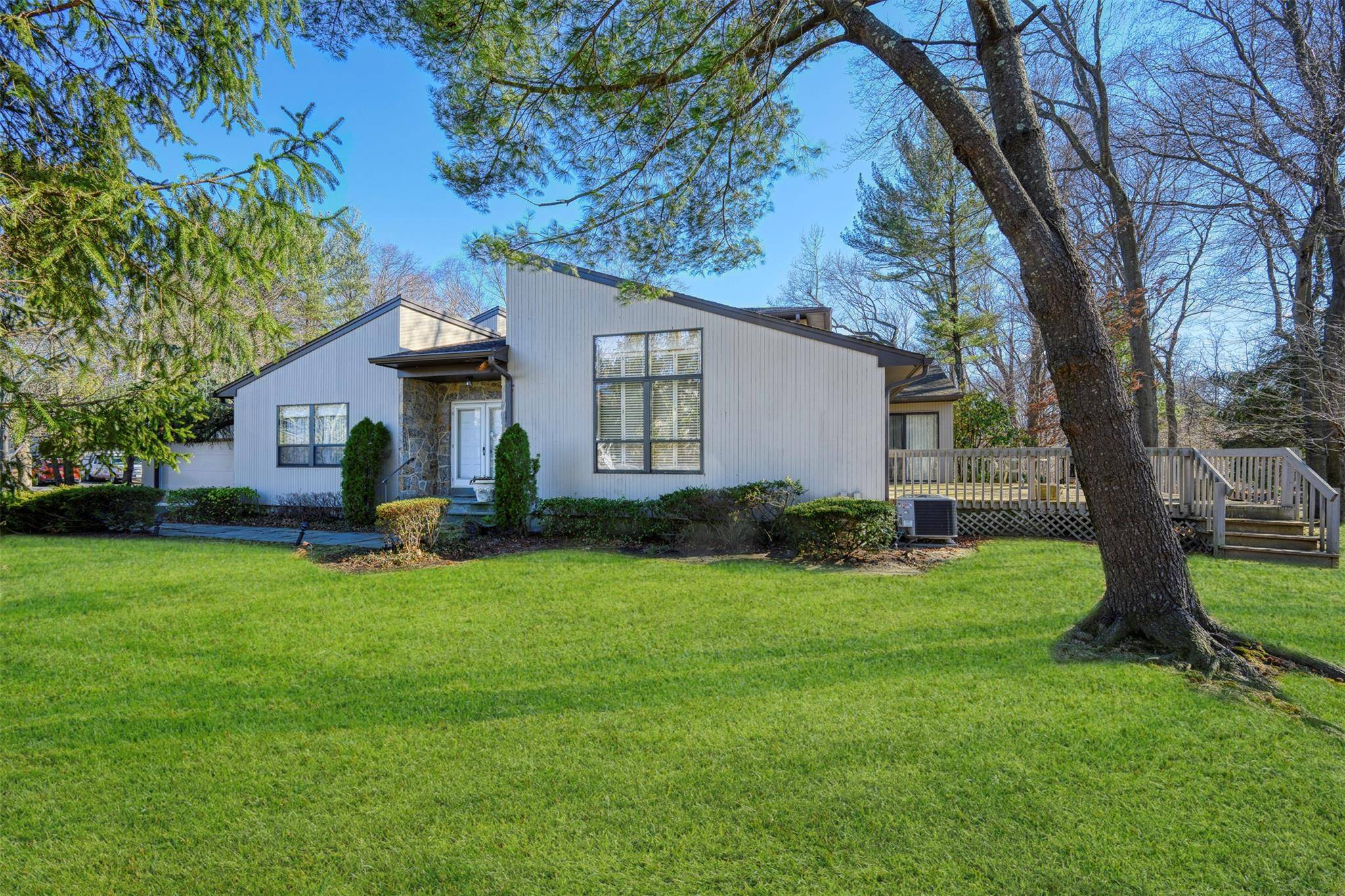 Manhasset, NY 11030,14 Augusta LN