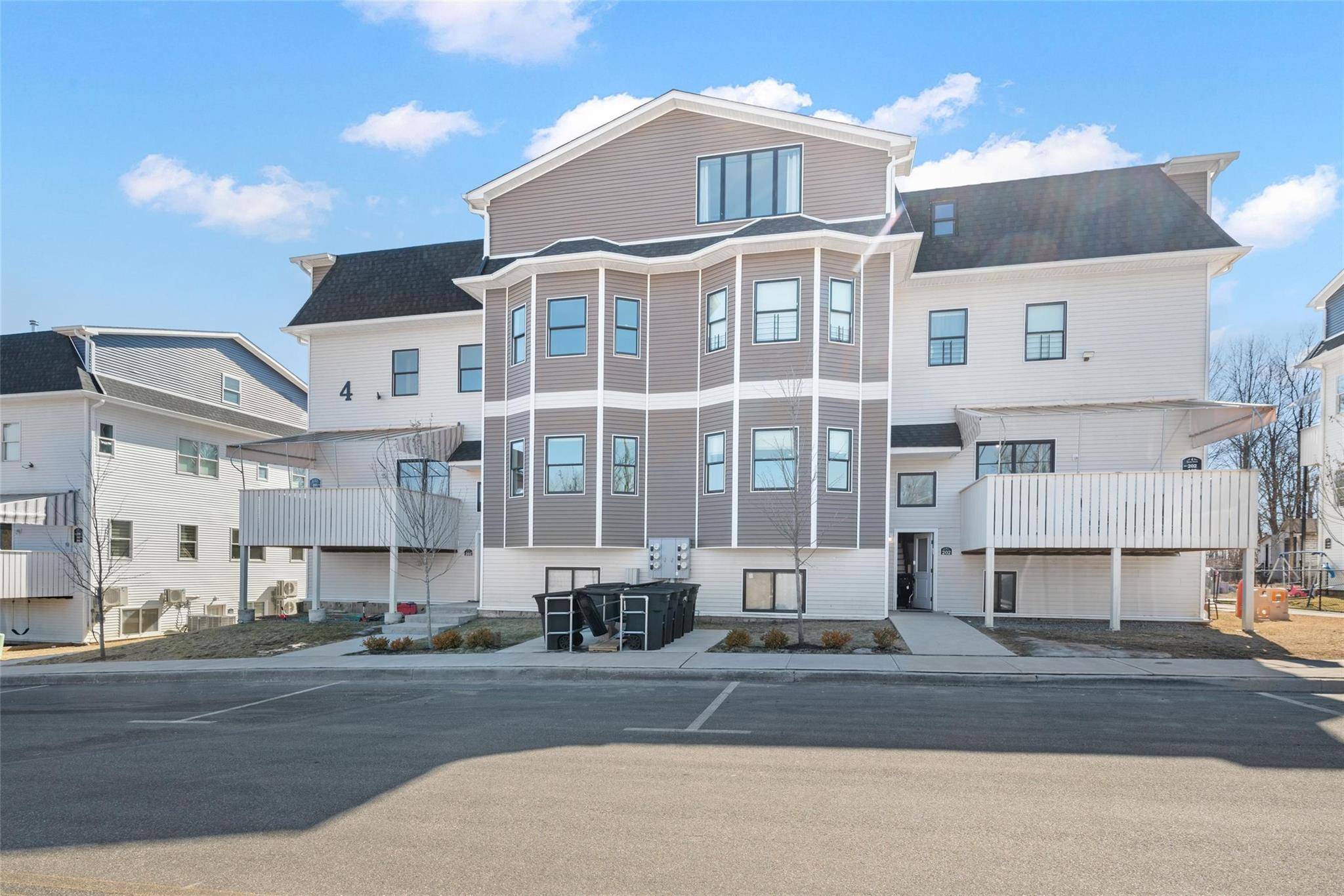 Bloomingburg, NY 12721,4 Market ST #301