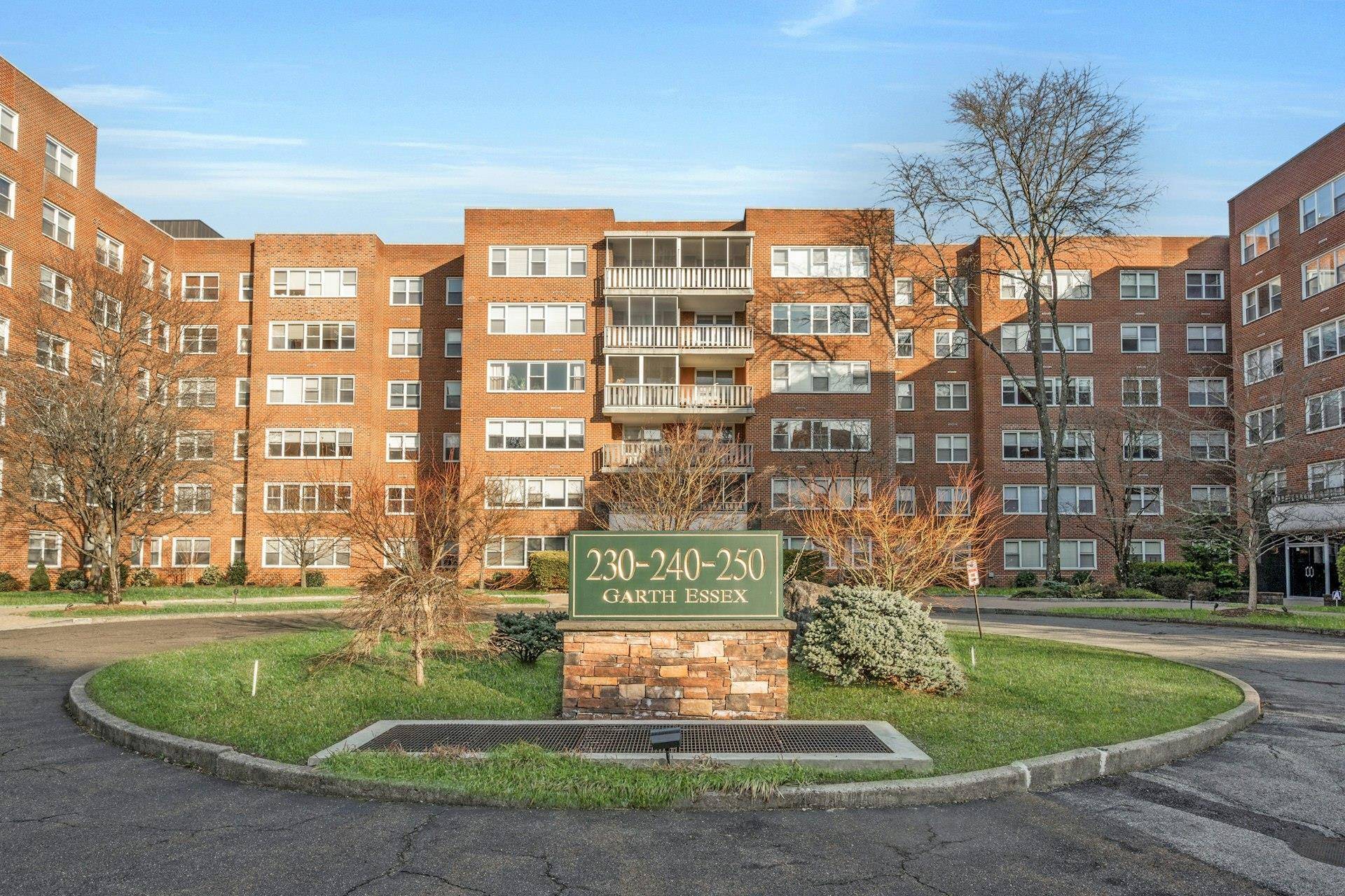 Scarsdale, NY 10583,240 Garth RD #5L2