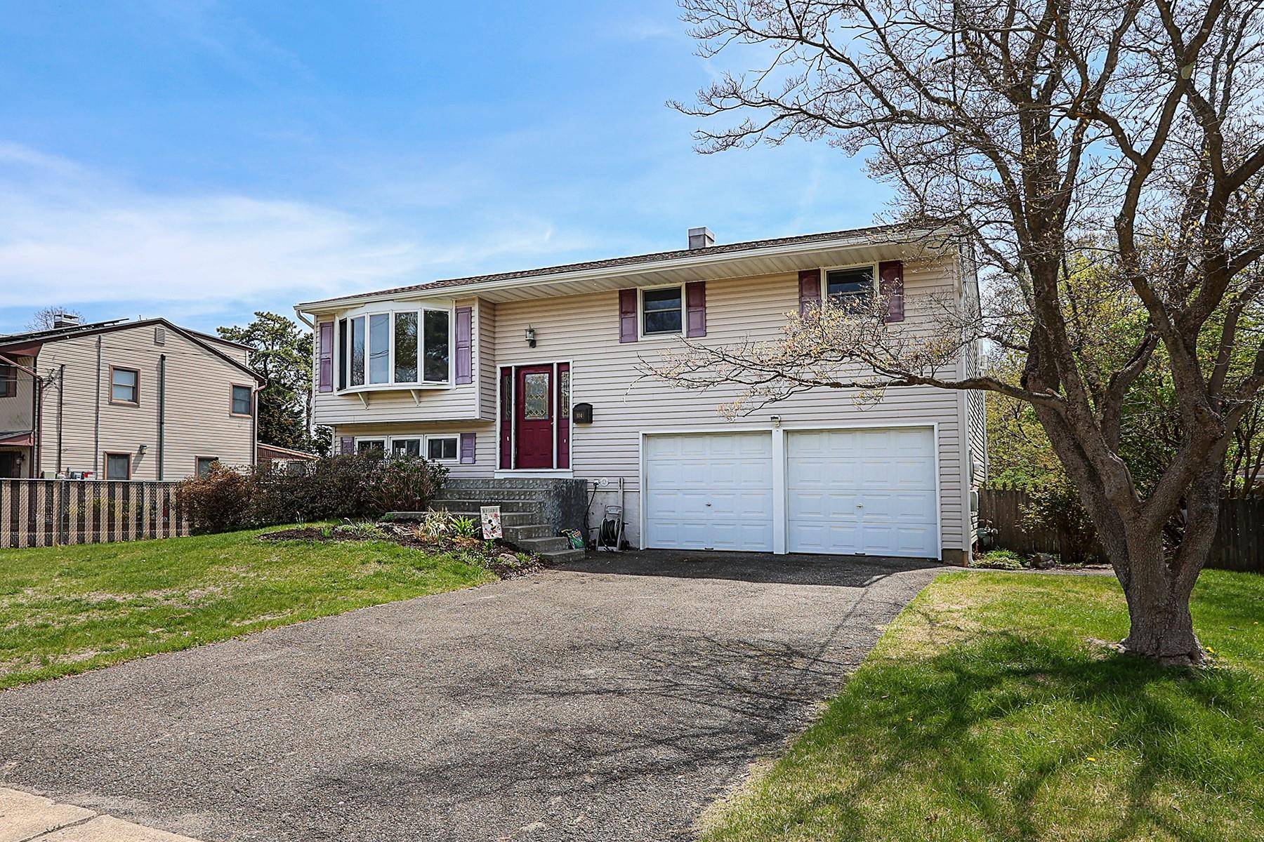 Bay Shore, NY 11706,104 Utica ST