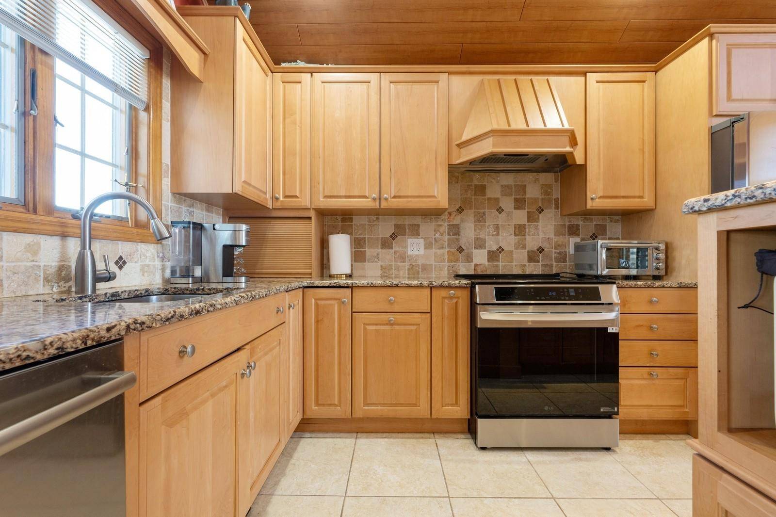Amity Harbor, NY 11701,9 GIBBS RD