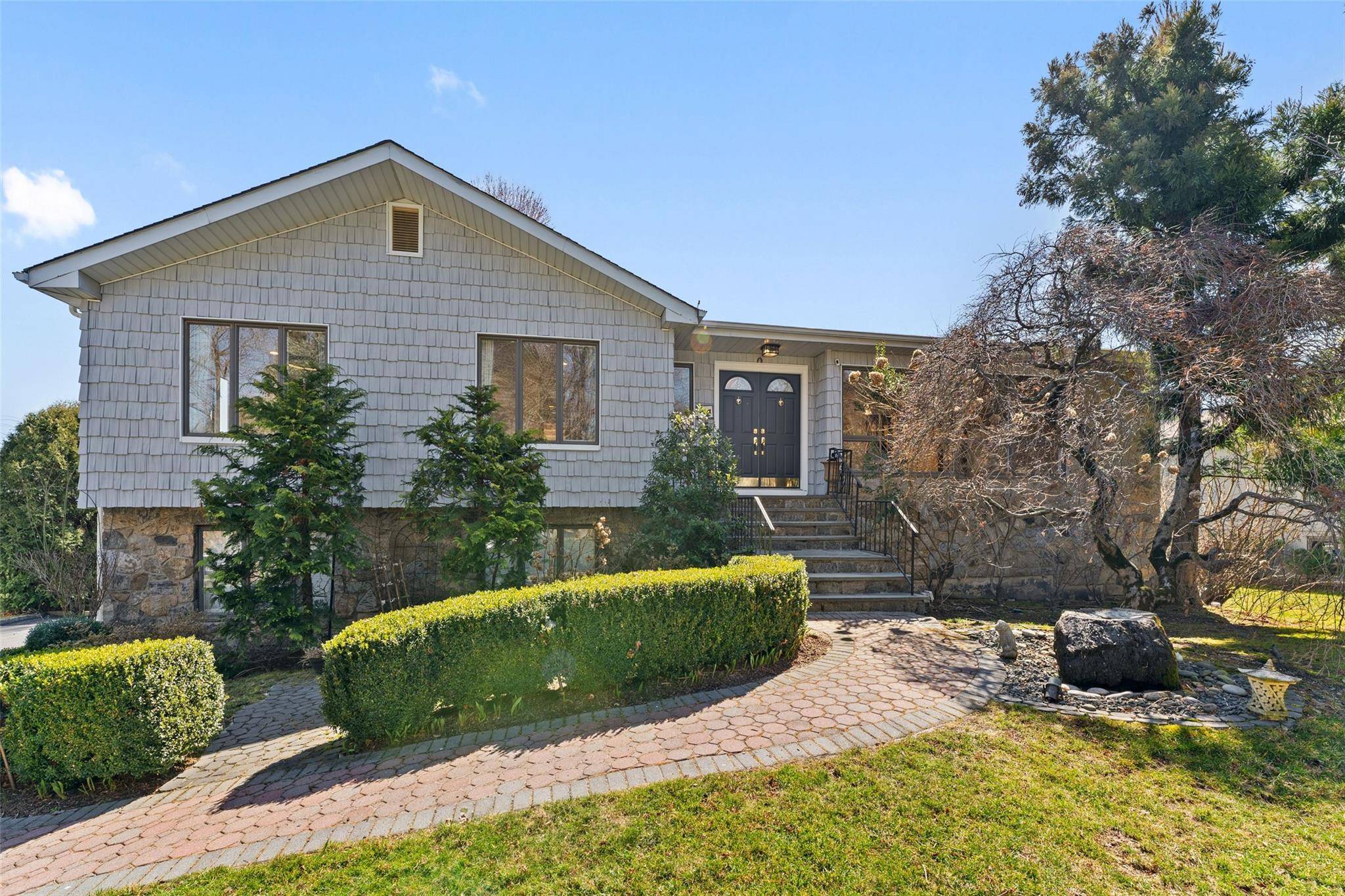 Mamaroneck, NY 10543,12 Fairway DR