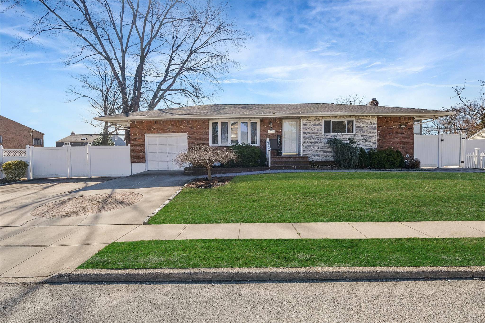 Commack, NY 11725,24 Sheldon PL