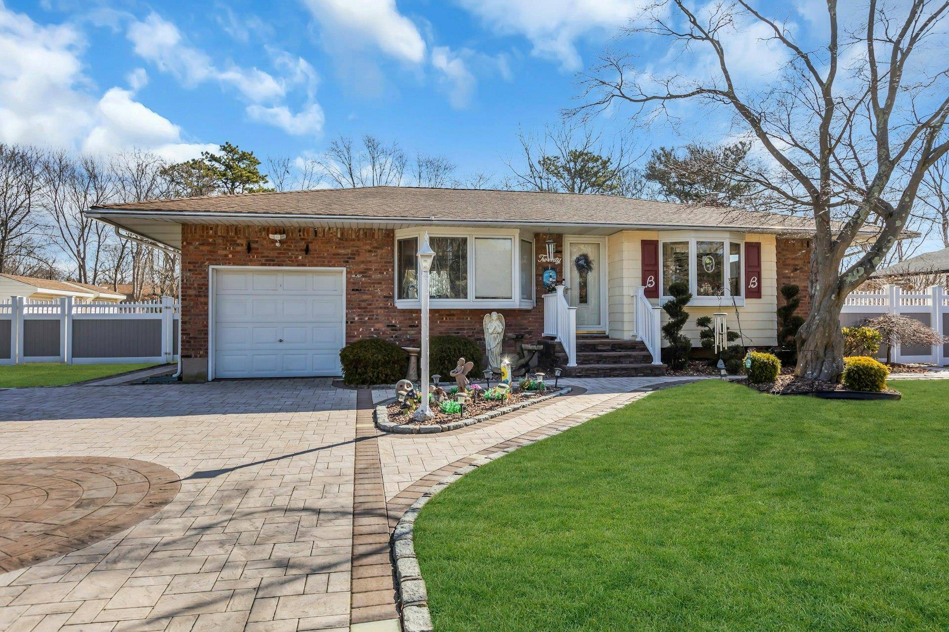 Bohemia, NY 11716,20 Crestwood RD