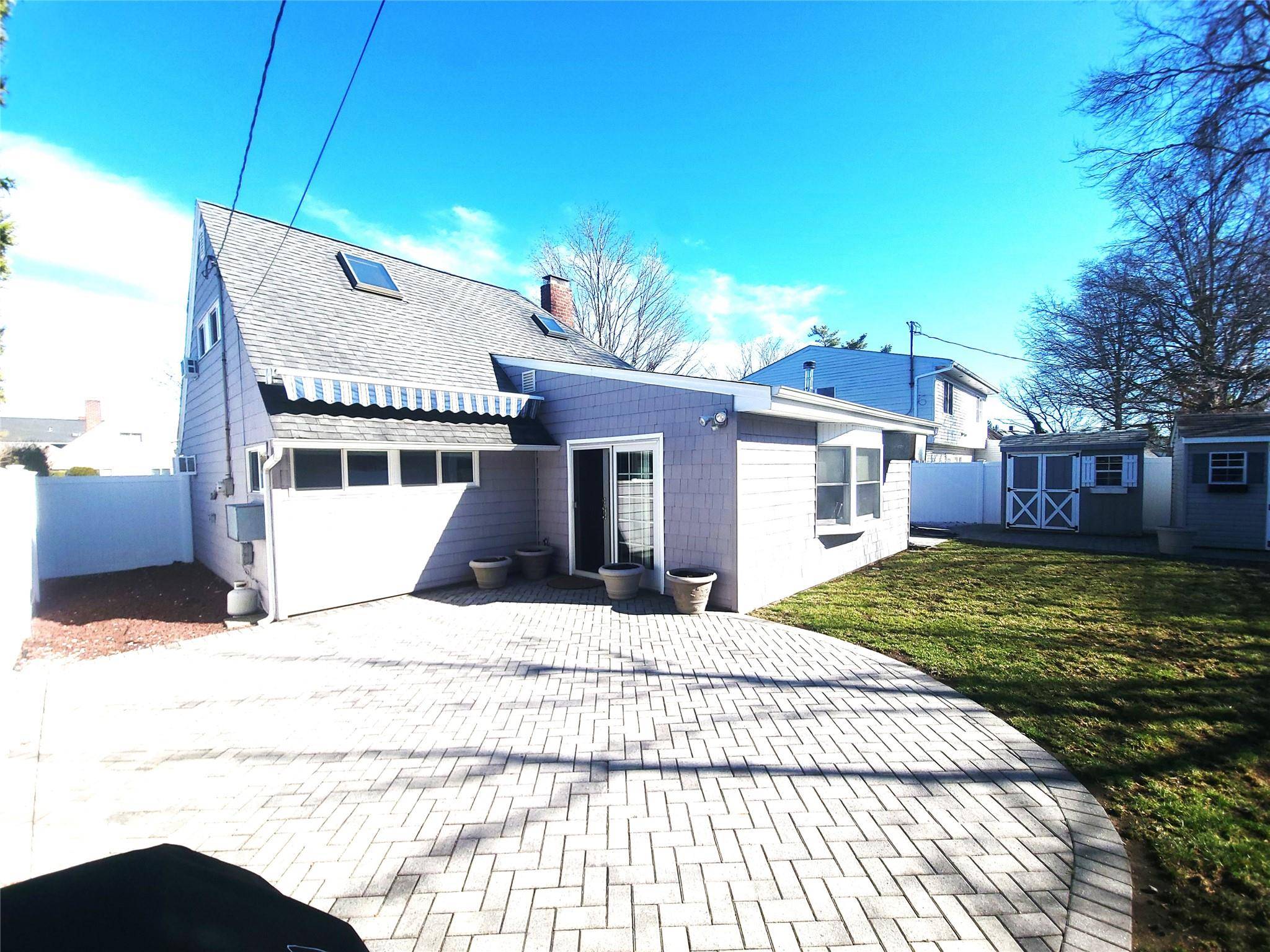 Hicksville, NY 11801,18 Apollo LN