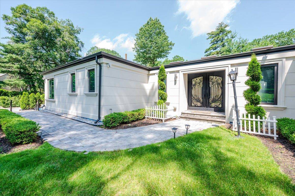 Great Neck, NY 11021,39 N Clover DR