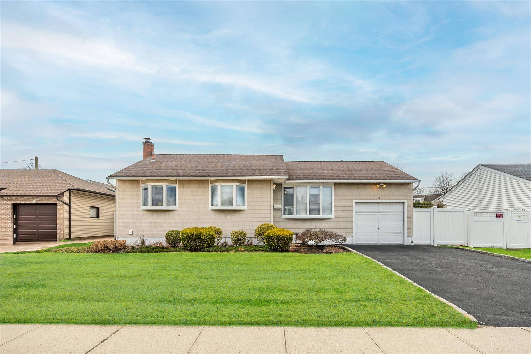 Massapequa, NY 11758,21 William RD