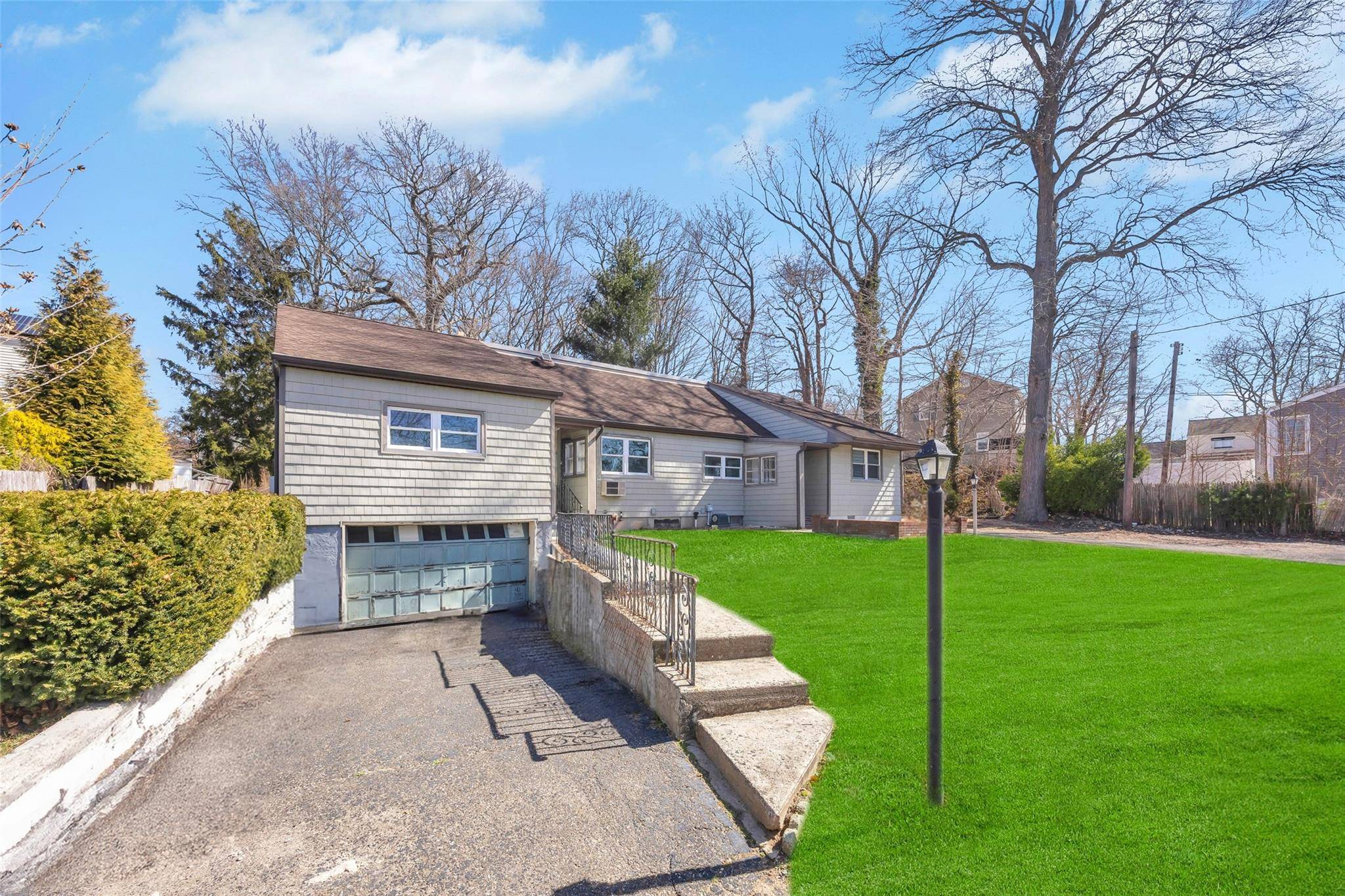 South Huntington, NY 11746,16 Beverly RD