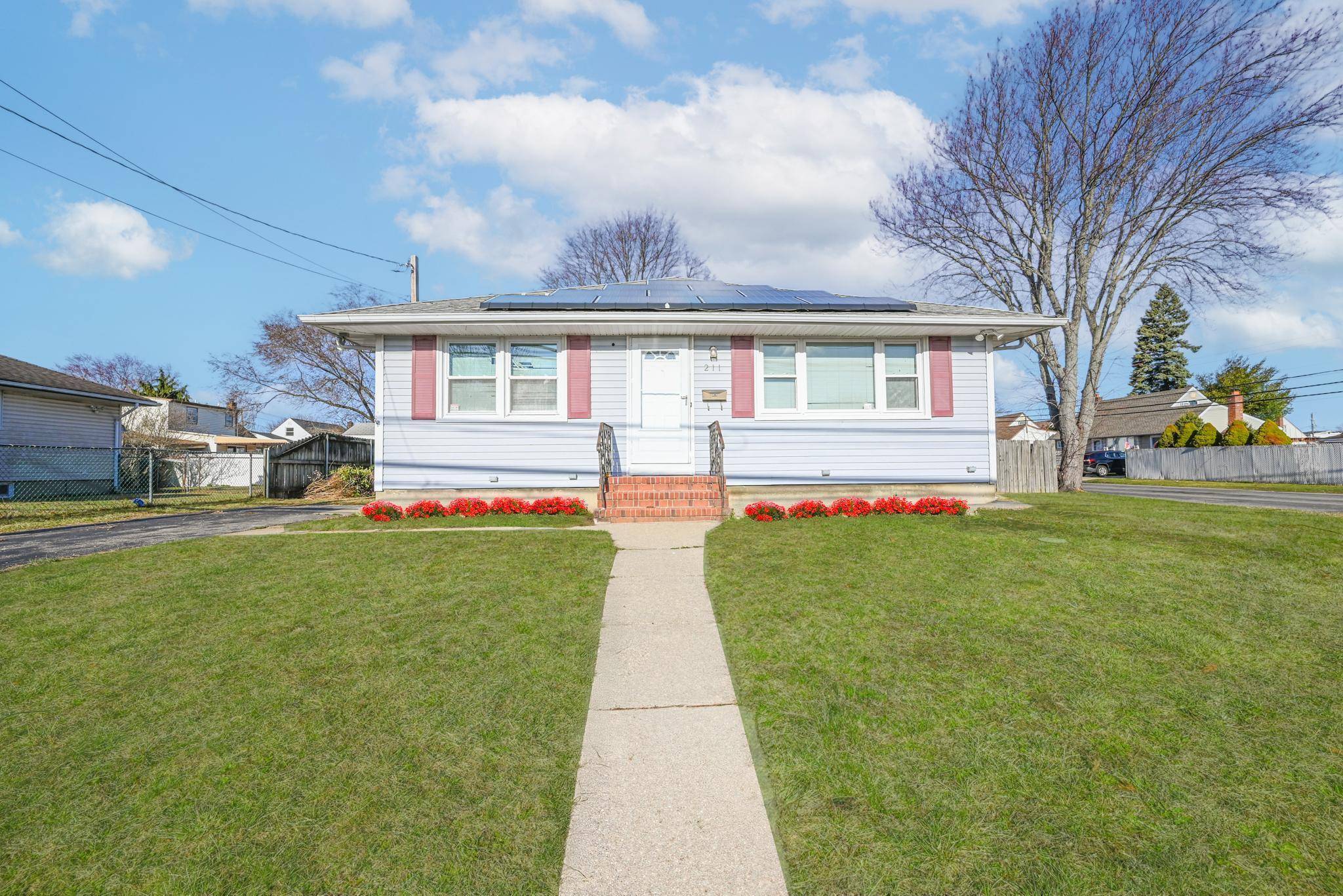Lindenhurst, NY 11757,211 Albany AVE